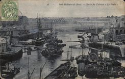 CPA Port Militaire De Brest Sortie du cuirasse Le Hoche Bateaux 