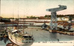 CPA Brest La Grue Et Le Duguay Trouin Bateau