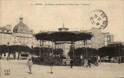 CPA Brest Le Champ De Bataille et l hotel de la Depeche Kiosque