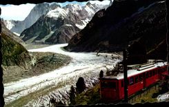 CPSM Chamonix Mont Blanc Arrivee du chemin de fer de Montenvers a la mer de glace au fond les grandes Jorasses
