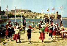 CPM Lumiere Et Couleurs Du Roussillon Collioure La Sardane par le groupe Joventut Folklore Costume