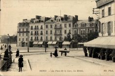 CPA Renes La Place De La Gare Les Hotels 