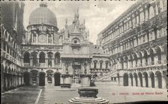 VINTAGE POSTCARD Venezia Cortile del Palazzo Ducal