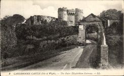 VINTAGE POSTCARD Carisbrooke Castle The Outer Elisabethian gateway