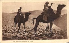 CPA Meharlstes Traversant les Dunes Chameaux
