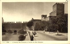 CPA Fes L avenue des Francais a l entree de bab dekaken 