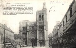 CPA Sens La Catberale Vue d ensemble Place de la Republique