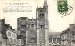 CPA Sens La Cathedrale Vue D ensemble Place de la Republique