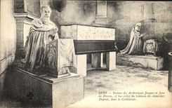 CPA Sens Status des Archerveques Jacques et Jean du Perron et bas Relief du Tombeau Chancehieur Duprat dans la Cathedral