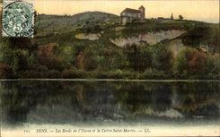 CPA Sens Les Bords de l Yonne et le Tertre Saint Martin