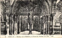 CPA Vezelay Eglise de la Madeleine Le portail Du Narthex et la Nef 
