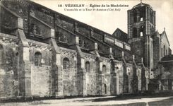 CPA Vezelay L Eglise de la Madeleine L ensemble et la Tour St antoine