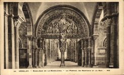 CPA Vezelay L Eglise de la Madeleine Le portail du Narthex et la Nef