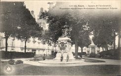 CPA Tours Square de l Archeveche Monument des docteurs Bretonneeau Trousseau et Velpeau