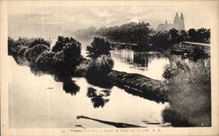 CPA Tours Lever de soleil sur la Loire