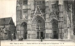 CPA Tours Partie inferieure de la Facade de la Cathedrale
