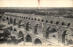 CPA Le pont du Gard vu du Sommet de la montagne qui borde la rive droite du Gardon
