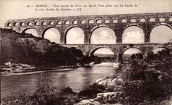 CPA Nimes Une Partie du Pont du Gard Vue prise sur les bords de la rive droite du Gardon