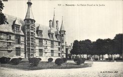 POSTAL Nevers de la VENDIMIA el paladar ducal y el jardin