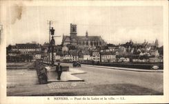 Puente de Nevers de la POSTAL de la VENDIMIA del Loire y de la ciudad