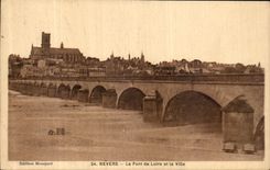 POSTAL Nevers de la VENDIMIA el puente del Loire y de la ciudad