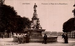 Fuente de Nevers de la POSTAL de la VENDIMIA y lugar de la república