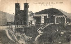 CPA Pelernage de Notre Dame de la Salette Arrivee des Mulets