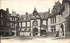 CPA Chateau de Pierrefonds Cour d Honneur le Beffroi