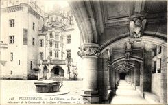 CPA Pierrefonds Le Chateau interieure de la Colonnade de la Cour d Honneur