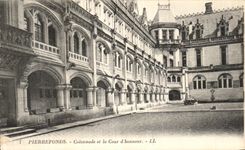 CPA Chateau de Pierrefonds Colonnade et la Cour d Honneur