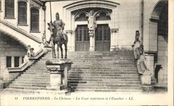 CPA Pierrefonds Le Chateau La Cour interieure et l Escalier