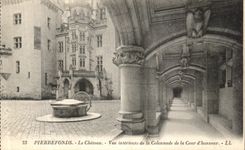CPA Pierrefonds Le Chateau Vue Interieure de la Colonnade de la Cour d Honneur