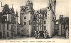 CPA Pierrefonds L Escalier d Honneur le Donjon et la Chapelle
