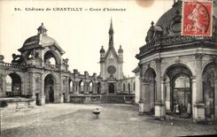 CPA Chateau De Chantilly Cour d Honneur