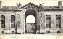 CPA Chateau de Chantilly Les Ecuries Entree du Chenil