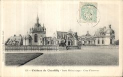 CPA Chateau De Chantilly Porte Michel Ange Cour d honneur