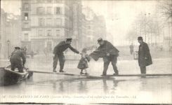 CPA Inondations De Paris Saueetage d un enfant Quai des Tournelles 
