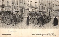 CPA Vue Steresoscopiques Julien Damoy Paris Garde descendante Militaria