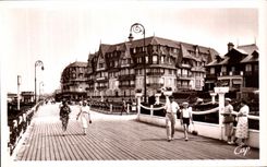 CPA Trouville La Reine des Plages Les Planches Vers L Hotel Flaubert 