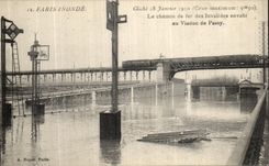 CPA Paris Inonde Le Chemin de fer des Invalides envahi au Viaduc de Passy Metro