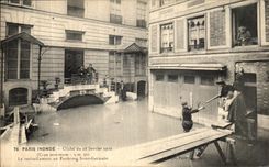 CPA Paris Inonde Le ravitaillement au Faubourg Saint Germain Boulanger