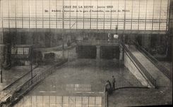 CPA Paris Crue De la Seine Interieur de la gare d Austerlitz vue prise du Metro