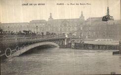 CPA Paris Crue De la Seine Le Pont des Saints Peres
