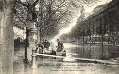 VINTAGE POSTCARD the Rising of the Seine L Avenue D Antin submergee Footbridge and Barques Navy