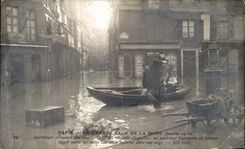 VINTAGE POSTCARD Paris the Great Rising of the Seine Rescuers helping a Quay family of Large Augustins