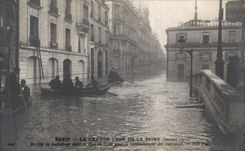 VINTAGE POSTCARD Paris the Great Rising of the Seine Service of cramming in the street of Lille for the supply of the inhabitants
