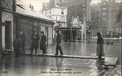 VINTAGE POSTCARD the Rising Of the Seine Paris an impromptu Footbridge Large Street