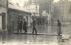 CPA La Crue De La Seine Paris Une Passerelle improvisee Rue Gros 