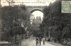 VINTAGE POSTCARD Paris the Chaumont Hillocks the Brick Children Bridge