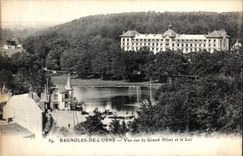 CPA Bagnoles de L Orne Vue Sur Le Grand Hotel et Le Lac
